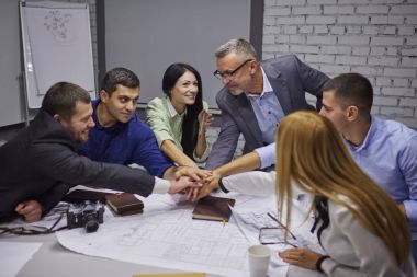 Erkek, kadın mimar ofis iç ortak bina görevde birlikte çalışma başarılı rüya takım. Yaratıcı tasarımcılar birlikte çalışan skeçler planlama dostça mürettebatı 