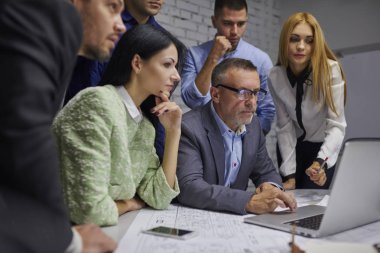 Resmi toplantı yeni reklam kampanyası oluştururken yararlı bilgiler dizüstü bilgisayar Web sitelerinde arama durulması yetenekli Pazarlama uzman grup kablosuz internet'e bağlı