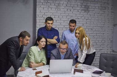 Eğitim webinar Web sitesinde dizüstü bilgisayar içinde izlerken düşünceli Mimarlar grubu bağlı 4 g için Internet. Pazarlama uzmanları ekibinin birlikte kapalı iş projede çalışan rüya
