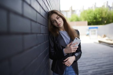 Serbest zaman açık havada bahar günü promosyon arka plan, smartphone ile camer arayan güzel genç kadın ayakta üzerinde geziniyor zevk çekici hippi kız portresi yarım uzunluk