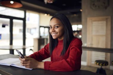 E-posta meslektaşım iyi haber, mutlu afro Amerikan öğrenci online shoppin için boş zamanlarında kafe Başlarken indirim zevk ile masaj elde smartphone cep telefonu ile kontrol girişimci büyüleyici koyu derili