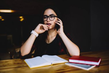 Dalgın sevimli kız öğrencinin cep telefonu kafede otururken trendy giyim konuşmak giyinmiş. Genç güzel hippi kız Smartphone iletişim bağlı 4 g için Internet