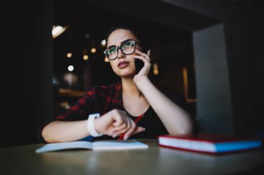 Durulması çekici Bayan cep online desteği ile yürürken bankacılık sorunları çözme şık kıyafeti giymiş. Dalgın blogger kapalı oturma sırasında arkadaşlarınızla telefonla konuşurken