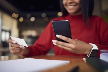 Fikirler, koyu renkli Yöneticisi ilet göndermek için e-posta adresinden kartı kullanarak tartışmak için neşeli afro Amerikan işkadını mutlu Başlarken ziyaret kart ekonomist arama numarasına kırpılmış görüntü