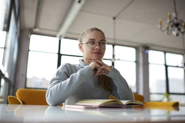 Sayılar ve hesaplamalar hakkında düşünme yeni iş planı üzerinde durulması güzel genç kadın Yöneticisi. Kendine güvenen girişimci çatı iç kafede oturan yaratıcı başlangıç fikirler üzerinde konsantre