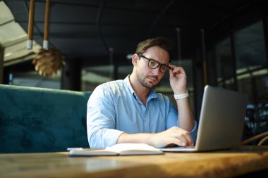 Akıllı Tasarımcısı üzerinde serbest online grafik oluştururken dizüstü bilgisayarda uygulama kullanma. Okuma ve strateg pazarlama hakkında bilgi web sitesi düşünme üzerinden analiz gözlük işadamı