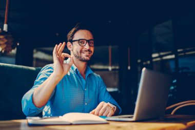 Mesafe işi ücretsiz program ile yetenekli erkek freelancer gösteren ok işareti proje salary.successful erkek ile memnun bu online para kazanmak geliştirici üzerinde Tamamlanıyor portresi