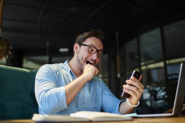 Duygusal programcı ile ödüllü yarışma Tebrikler üzerinde e-posta almak heyecan verici. Web sayfa smartphon hakkında bilgi tarama yaparken mutlu işadamı en son finansal haberler hakkında şok