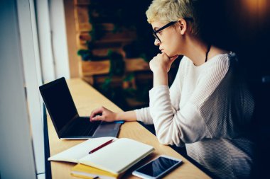 Rapor, web sayfası yayıma hazırlanması uzak iş konsantre Eyewear yetenekli kadın yazarı bilgilerini analiz laptop haber okuma gözlük dalgın yaratıcı Yöneticisi