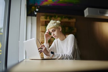 Proje para kazanmanı pazarlama fikirleri online, profesyonel copywriter publicatio oluşturma hakkında bilgi analiz için çözümler bulmaya konsantre genç kadın serbest meslek konsantre