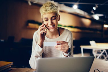 Seçici odak arama numarası formu ziyaret kartı, temas yolu ile telefon hizmeti Merkezi bilgi boş kart kopyalama gönderme genç hippi kız sarışın kadının elinde modern Smartphone
