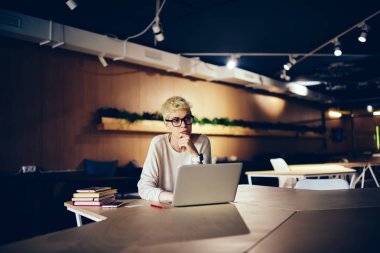 Dalgın kadın web tasarımcısı düşüncesinde fikir arama yeni pazarlama kampanyası çalışma çatı kafe iç, profesyonel düşünceli metin yazarı olarak otururken trendy gözlük sorun çözüm hakkında