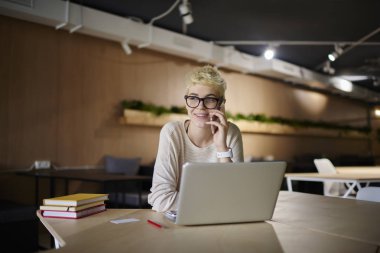 Kadın freelancer cep telefonunuzda kafe üzerinde otururken iş süreci hakkında danışmanlık işveren ile laptop ile iç konuşurken telefon konuşma bir arkadaşım brea üzerinde olan öğrenci gülümseyen gülümseyen