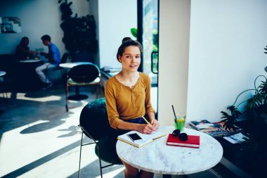 Ödev accountings ve numaraları defter, yaratıcı tasarımcı grafik sketchbook içinde serbest zaman sırasında yapma yeni proje üzerinde kontrol kafede güzel kız öğrencinin portresi