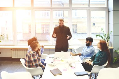 Gurur erkek CEO'su yapımı için ekip proje planlama hakkında konuşmak erkek ve kadın çalışanların eğitim sakallı D'de üzerinde verimli işbirliği stratejisinin meslektaşları açıklayan iş coach