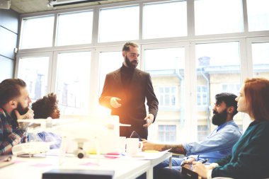 Gurur sakallı iş coach stratejileri, kendine güvenen programcılar mürettebat ile danışmanlık toplantıda soruları yanıtlayan şirketin Müdürü açıklayan öğrencilerin farklı grup ile iletişim