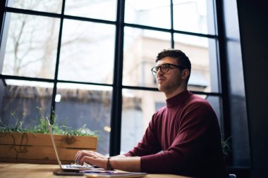 Düşünceli deneyimli dijital yüksek hızlı 4 g bağlanırken bilgisayarın klavyesinde metin yazarken yeni program sorunu çözme konusunda profesyonel düşünme ofis iç oturan internet