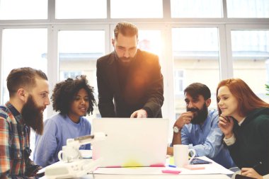 Yakışıklı iş coach eğitim webinar ders, çalışma grubu tarassut video üstünde laptop meslektaşları ile yaratıcı fikirler sunan profesyonel erkek lideri sırasında öğrencilerin farklı grup için gösterilen