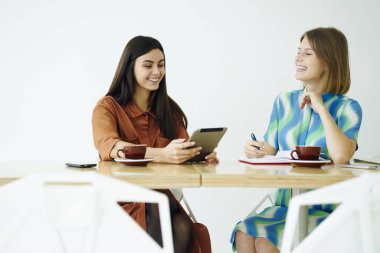 Kahve molası kafe iç, ortak proje için fikirler güzel kadınlarla birlikte dijital tablet için tarama bilgilerini kullanarak ücretsiz vaktinizi tartışırken eğleniyor neşeli kadın arkadaşları 