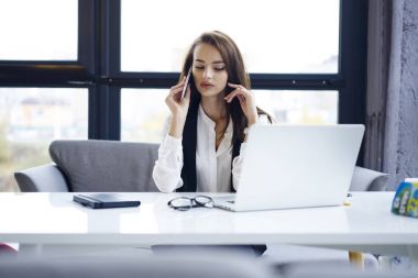 Çekici dalgın icra müdürü telefonu konuşmayı kafe iç, müreffeh işkadını üstünde örümcek ağı sayfa rezervasyon teyit içinde laptop yanında otururken fikirleri tartışmak başlangıç projesi hakkında