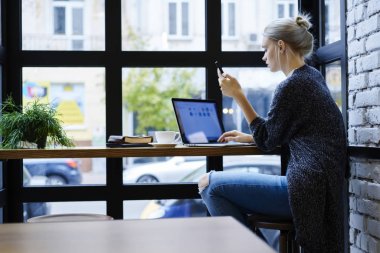 Akıllı para hareket, modern teknoloji ve wifi kullanarak giriş için ödeme yapmadan konsantre metin yazarı teyit geribildirim için bekleyen e-posta kutusunu kontrol dalgın sarışın serbest meslek