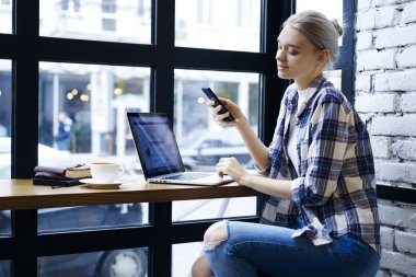 Çekici kız kafede smartphone ile poz