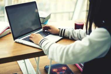 Kız öğrencinin öğrenme sırasında araştırma yapmak için sahte ekranı ile dizüstü bilgisayar kullanan görüntü kırpılmış, arkadan görünüşü metin alanı coworking ödev görev yaparken yayın yazma öğrenci