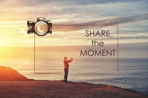 女性游客拍照时用手机拍照 同时站在山上对海洋和背景与复制空间 女性旅游拍摄视频的景观 图表摄像机 — 图库照片