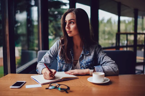 Doordachte Geschoolde Auteur Zoek Uit Raam Het Denken Het Schrijven — Stockfoto