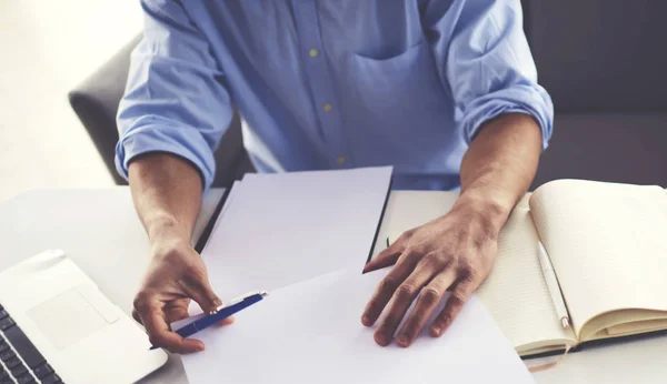 Abgeschnittenes Bild Eines Afroamerikanischen Männlichen Managers Der Papierkram Erledigt Indem — Stockfoto