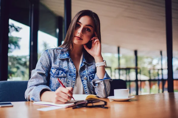 Retrato Estudante Atraente Olhando Para Câmera Enquanto Escreve Informações Texto — Fotografia de Stock