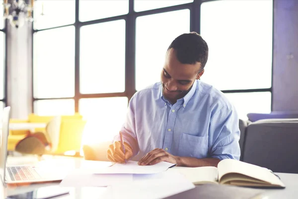 Positive Junge Afroamerikanische Unternehmer Zufrieden Mit Produktiver Arbeit Unterzeichnung Von — Stockfoto