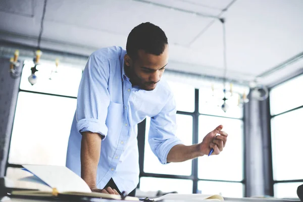 Diseñador Gráfico Experimentado Concentrado Dibujar Plan Proyecto Haciendo Soluciones Creativas — Foto de Stock