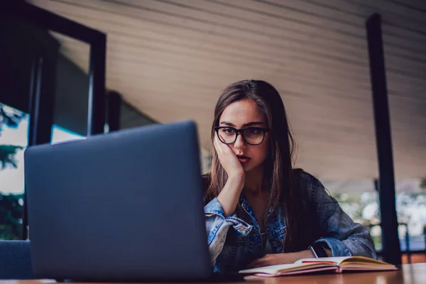 Müde Junge Frau Studiert Modernem Laptop Stylischem Coworking Space Fachstudentin — Stockfoto