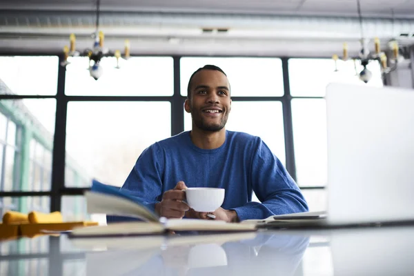 Веселий Афро Американський Учень Сидять Бібліотеці Підготовка Експертизи Кавою Посміхаючись — стокове фото