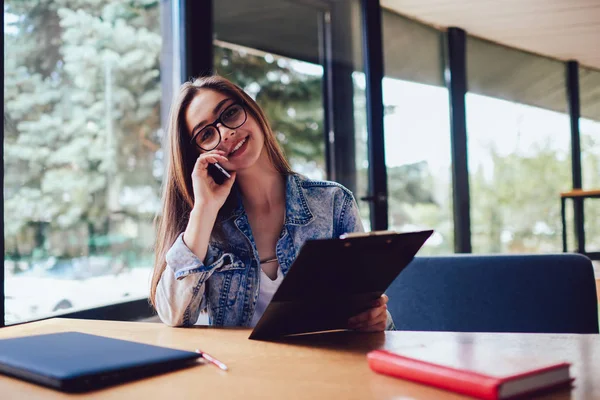 Porträt Einer Attraktiven Geschäftsfrau Mit Stylischer Optischer Brille Die Mit — Stockfoto