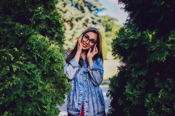 Poloviční Délka Portrét Veselá Mladá Žena Oblečená Elegantní Džínové Bundy — Stock fotografie