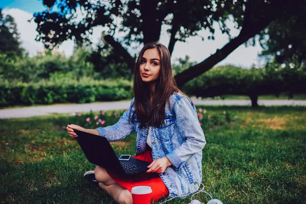Retrato Estudante Atraente Com Cabelo Morena Lindo Estudando Computador Digital — Fotografia de Stock
