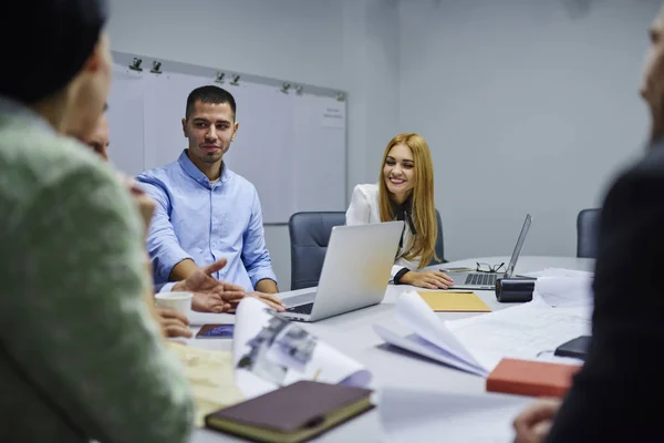 Tim Profesional Laki Laki Dan Perempuan Yang Tersenyum Mendiskusikan Ide — Stok Foto