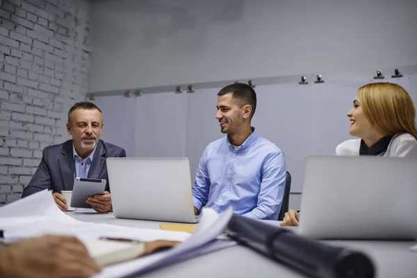 Ler Kollegor Som Kommunicerar Med Varandra Paus Gladlynt Man Kvinnliga — Stockfoto