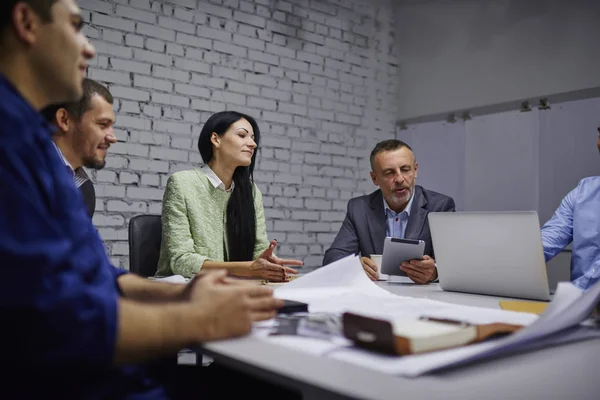 Persone Esperte Che Lavorano Insieme Durante Incontri Lavoro Comunicano Vicenda — Foto Stock