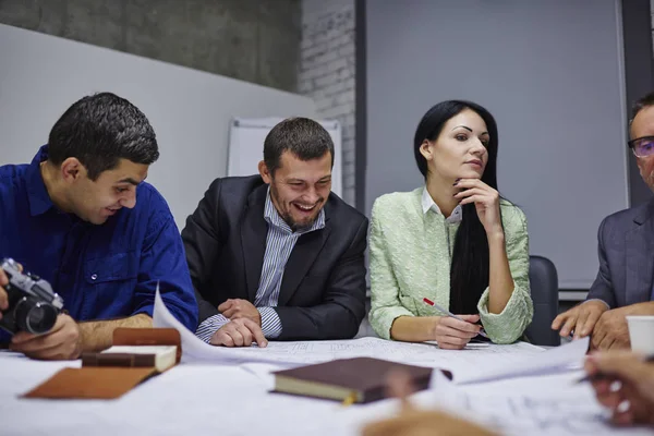 Ler Manliga Och Kvinnliga Grupp Anställda Samarbetar Skiss Bygga Planering — Stockfoto