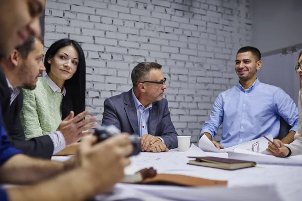 Grupp Framgångsrikt Företag Personer Arbetar Tillsammans Gemensamma Projekt Samtidigt Brainstorming — Stockfoto