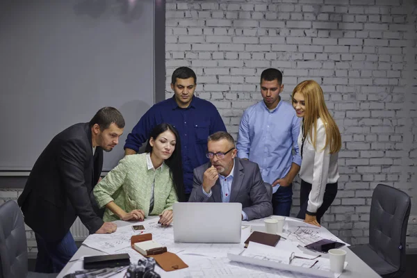 Equipo Directivo Profesionales Masculinos Femeninos Observando Presentación Nuevo Proyecto Ordenador — Foto de Stock