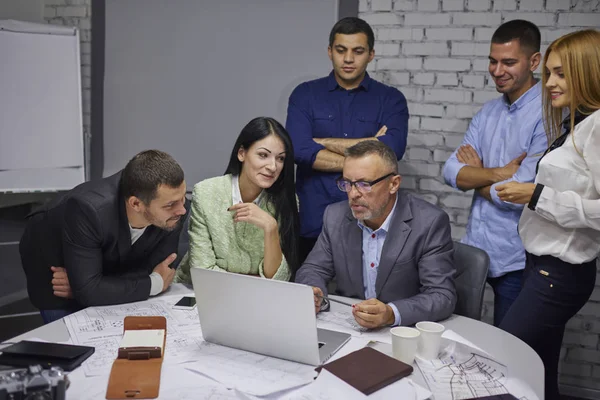 Erfaren Chef Glasögon Med Team Kreativa Medarbetare Som Arbetar Att — Stockfoto