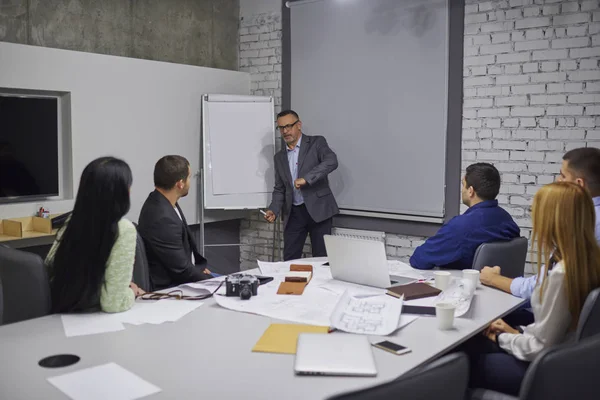 Yetenekli olgun at arabasıyla gözlük rüya takım arkadaşları üyeleri için eğitim ve genel çalışma kavramları açıklayan yapma. Deneyimli erkek Müdürü danışmanlık resmi toplantı sağlar.