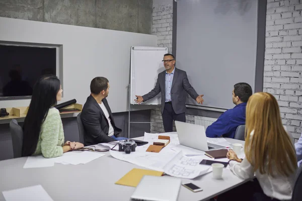 Experimentado Orgulloso Ceo Hablando Sobre Plan Trabajo Nuevo Proyecto Arquitectónico —  Fotos de Stock