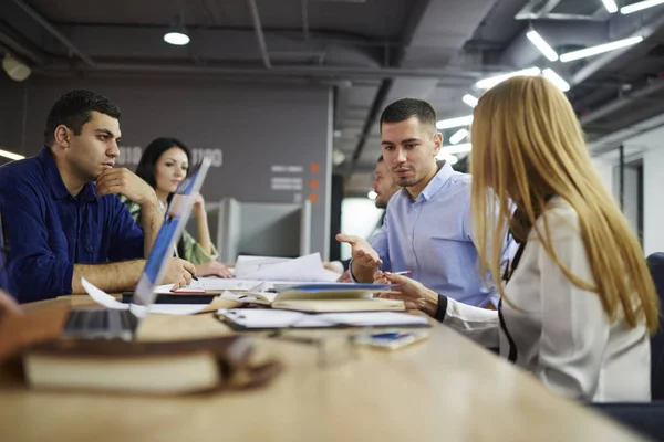 Equipo Profesional Arquitectos Que Colaboran Nuevo Proyecto Empresarial Sentados Juntos — Foto de Stock