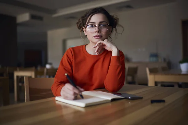 Porträt Einer Nachdenklichen Kreativen Journalistin Die Beim Schreiben Eines Artikels — Stockfoto