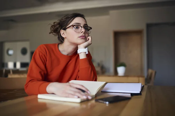 Junge Charmante Studentin Lässigem Outfit Sinniert Während Sie Hausaufgaben Löst — Stockfoto